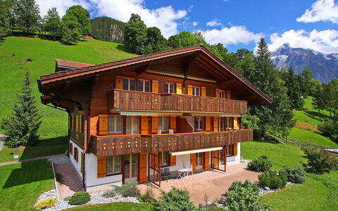 Chalet Hori: Wolke, Pflanze, Himmel, Gebäude, Eigentum, Grün, Fenster, Baum, Natürliche Landschaft, Haus
