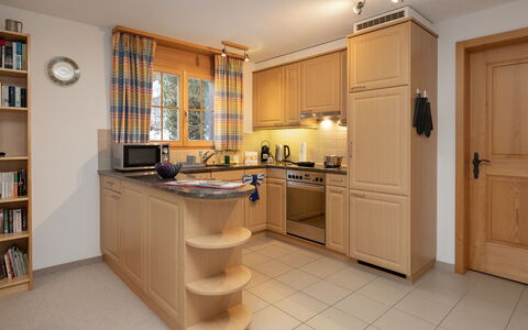 Chalet Hori: Möbel, Interior Design, Küche, Flooring, Countertop, Holz, Cabinetry, Küchengerät, Fussboden, Decke