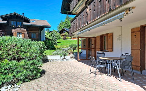 Chalet Hori: Haus, Dach, Hütte, Garten, Rasen, Estate, Garten, Landscaping, Balkon, Resort