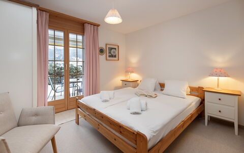 Chalet Hori: Möbel, Interior Design, Bett, Holz, Fussboden, Schlafzimmer, Flooring, Decke, Bettdecke, Zimmer