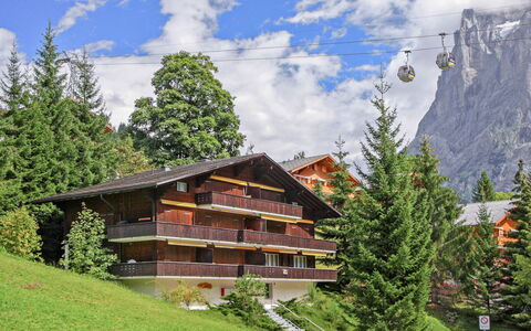 Chalet Bodmisunne: Wolke, Pflanze, Himmel, Gebäude, Berg, Fenster, Natürliche Landschaft, Baum, Hochland, Haus