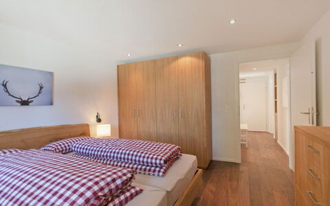 Chalet Bodmisunne: Schlafzimmer, Bett, Möbel, Zimmer, Eigentum, Bettrahmen, Bettdecke, Interior Design, Fussboden, Wand