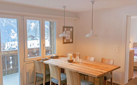 Chalet Bodmisunne: Zimmer, Möbel, Eigentum, Esszimmer, Decke, Tabelle, Interior Design, Fussboden, Gebäude, Holzboden