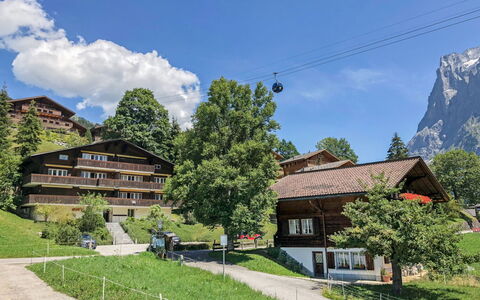 Chalet Bodmisunne: Wolke, Himmel, Pflanze, Gebäude, Eigentum, Berg, Natur, Baum, Haus, Natürliche Landschaft