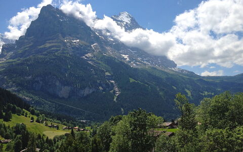 Chalet Doris: Wolke, Himmel, Berg, Pflanze, Natürliche Landschaft, Baum, Terrain, Kumulus, Landschaft, Steigung