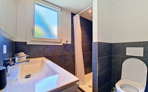 Egg-Isch: Badezimmer, Armatur, Flooring, Fussboden, Interior Design, Zapfhahn, Sinken, Installation, Toilette, Bad Sink