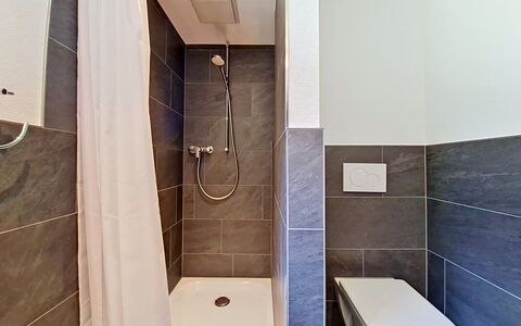 Egg-Isch: Flooring, Armatur, Fussboden, Badezimmer, Toilette, Installation, Fliese, Verbundwerkstoff, Toilleten Sitz