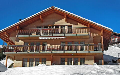 Steinbilla: Himmel, Gebäude, Fenster, Schnee, Haus, Steigung, Holz, Baum, Fassade, Freizeit
