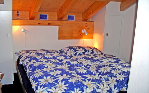 Steinbilla: Möbel, Eigentum, Komfort, Cabinetry, Textil, Holz, Bettrahmen, Interior Design, Lampe, Fussboden