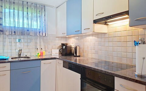 Steinbilla: Countertop, Küche, Interior Design, Armatur, Sinken, Flooring, Küchengerät, Spüle, Zapfhahn, Cabinetry