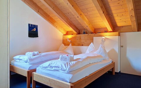 Steinbilla: Holz, Schlafzimmer, Bettrahmen, Bett, Decke, Holzbeize, Hütte, Hartholz, Bedding, Bettdecke