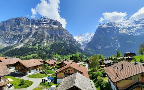 Steinbilla: Wolke, Himmel, Berg, Hochland, Gebäude, Natürliche Landschaft, Vegetation, Haus, Welt