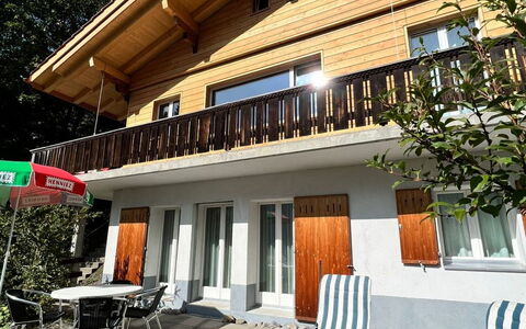 Chalet Holzwurm: Himmel, Gebäude, Pflanze, Eigentum, Möbel, Fenster, Schatten, Baum, Haus, Hütte