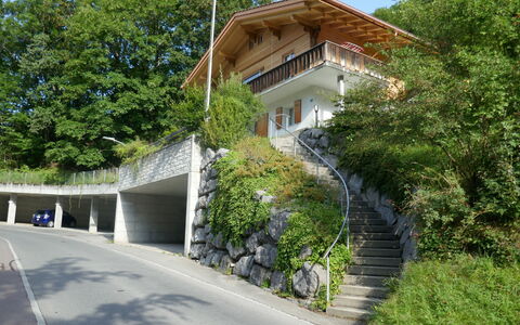 Chalet Holzwurm: Pflanze, Gebäude, Himmel, Steigung, Baum, Wohngebiet, Strassenbelag, Grundeigentum, Fassade, Urban Design