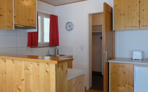 Chalet Holzwurm: Cabinetry, Countertop, Eigentum, Möbel, Gebäude, Sinken, Spüle, Holz, Schublade