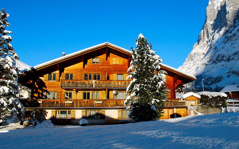 Chalet Chiebrendli: Gebäude, Schnee, Himmel, Fenster, Baum, Pflanze, Berg, Lärche, Haus, Steigung
