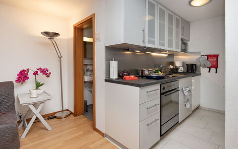 Chalet Chiebrendli: Möbel, Küche, Küchengerät, Countertop, Interior Design, Cabinetry, Flooring, Major Appliance, Holz, Fussboden