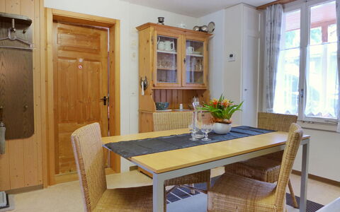 Rösli: Tabelle, Möbel, Cabinetry, Eigentum, Countertop, Fenster, Stuhl, Holz, Zimmerpflanze, Azurblau