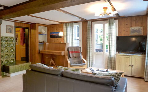 Stocki: Eigentum, Holz, Gebäude, Fernsehen, Interior Design, Bilderrahmen, Fussboden, Flooring, Wand, Wohnzimmer