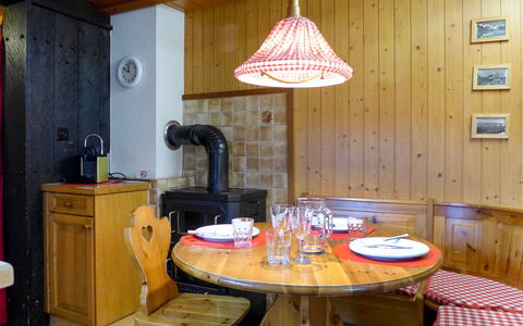 Stocki: Tabelle, Möbel, Eigentum, Gebäude, Cabinetry, Stuhl, Holz, Geschirr, Interior Design, Beleuchtung