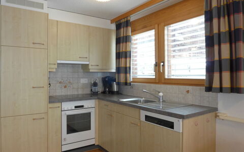 Wengen 110: Cabinetry, Spüle, Countertop, Gebäude, Sinken, Zapfhahn, Eigentum, Fenster, Herd, Küche
