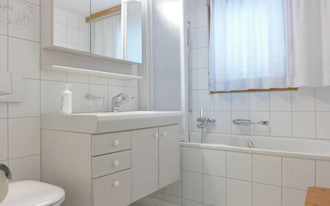 Wengen 110: Spiegel, Zapfhahn, Badezimmerschrank, Armatur, Cabinetry, Sinken, Eigentum, Bad Sink, Weiss, Badezimmer
