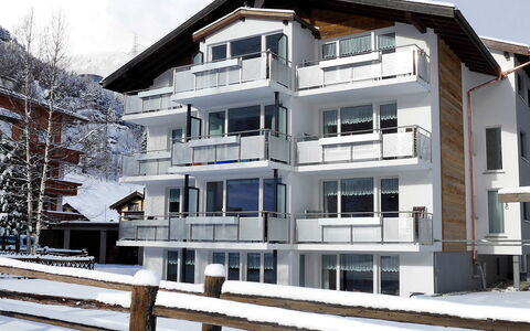 Saas-Grund 200: Gebäude, Fenster, Himmel, Schnee, Urban Design, Baum, Nachbarschaft, Holz, Haus, Wohngebiet