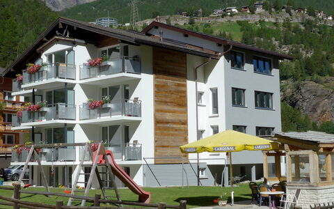 Saas-Grund 200: Gebäude, Eigentum, Fenster, Pflanze, Berg, Haus, Urban Design, Wohngebiet, Freizeit, Grundeigentum