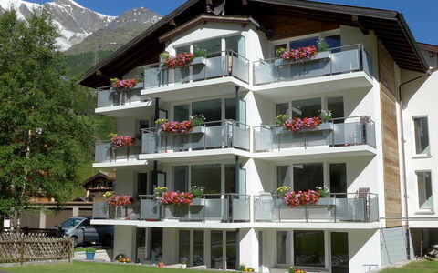 Saas-Grund 200: Pflanze, Himmel, Gebäude, Fenster, Die Architektur, Veranda, Blume, Berg, Haus, Eigentumswohnung