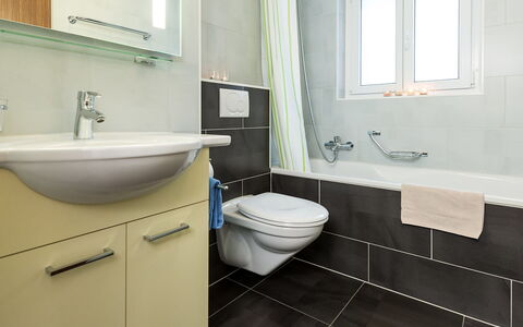 Saas-Grund 200: Badezimmer, Zimmer, Eigentum, Zapfhahn, Wand, Fliese, Interior Design, Sinken, Armatur, Fussboden