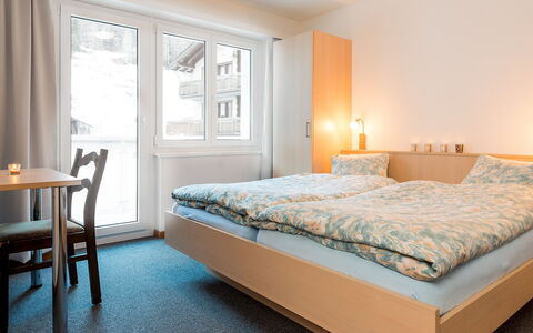 Saas-Grund 200: Schlafzimmer, Bett, Möbel, Zimmer, Matratze, Bettdecke, Eigentum, Bettrahmen, Fussboden, Interior Design