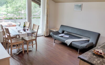 Amici 200.1: Tabelle, Möbel, Eigentum, Couch, Holz, Komfort, Interior Design, Studio Couch, Wohnzimmer, Flooring
