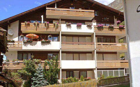 Täsch 130: Pflanze, Gebäude, Himmel, Eigentum, Fenster, Wolke, Die Architektur, Nachbarschaft, Haus, Wohngebiet