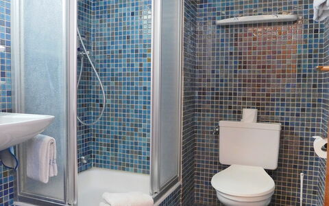 Täsch 130: Badezimmer, Fliese, Eigentum, Zimmer, Armatur, Grundeigentum, Toilette, Die Architektur, Keramik, Interior Design