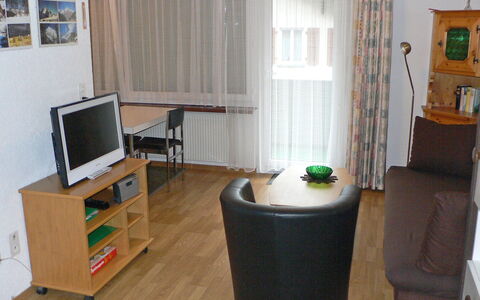 Täsch 130: Zimmer, Möbel, Eigentum, Schreibtisch, Computertisch, Interior Design, Gebäude, Haus, Tabelle, Wohnzimmer