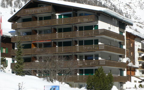 Zermatt 100: Schnee, Gebäude, Fenster, Pflanze, Baum, Berg, Eigentumswohnung, Haus, Urban Design, Steigung