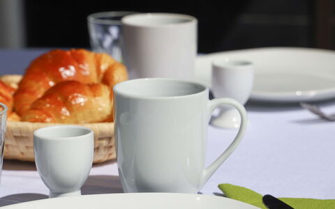 Zermatt 100: Geschirr, Essen, Tabelle, Drinkware, Dishware, Kaffeetasse, Tasse, Teller, Servierware, Zutat
