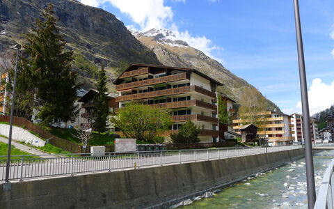 Zermatt 100: Wolke, Himmel, Wasser, Pflanze, Gebäude, Berg, Baum, Strassenlicht, Wasserlauf, Bank