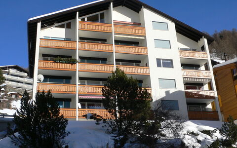 Zermatt 101: Gebäude, Daytime, Himmel, Fenster, Pflanze, Baum, Urban Design, Eigentumswohnung, Nachbarschaft