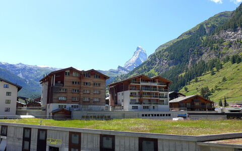 Les Violettes: Bergforms, Berg, Gebirge, Himmel, Alpen, Bergdorf, \Stadt, Natürliche Landschaft, Eigentum, Haus