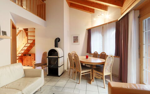 Les Violettes: Möbel, Tabelle, Eigentum, Komfort, Gebäude, Couch, Stuhl, Holz, Orange, Interior Design