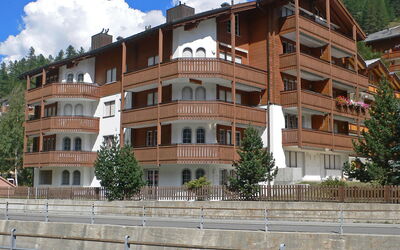 Zermatt 105: Himmel, Gebäude, Daytime, Eigentum, Wolke, Fenster, Baum, Pflanze, Urban Design