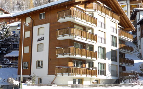 Orta: Schnee, Eigentum, Gebäude, Fenster, Himmel, Eigentumswohnung, Urban Design, Baum, Holz, Fassade