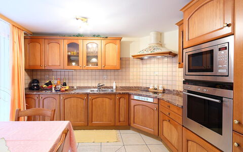 Orta: Eigentum, Cabinetry, Zimmer, Möbel, Countertop, Küche, Gebäude, Interior Design, Grundeigentum, Haus