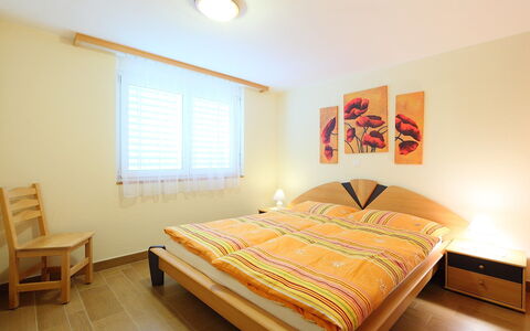 Orta: Schlafzimmer, Bett, Möbel, Zimmer, Eigentum, Bettdecke, Bettrahmen, Interior Design, Fussboden, Bedding