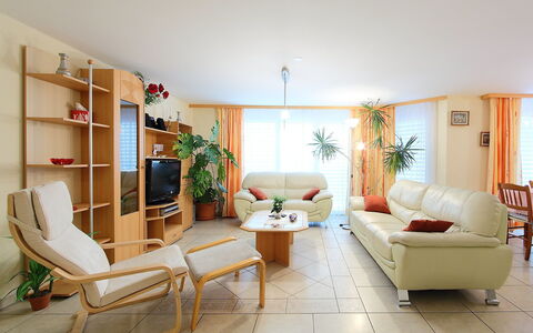 Orta: Wohnzimmer, Zimmer, Möbel, Interior Design, Eigentum, Fussboden, Gebäude, Haus, Tabelle, Zuhause