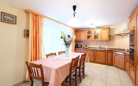 Orta: Eigentum, Zimmer, Gebäude, Möbel, Grundeigentum, Haus, Interior Design, Fussboden, Esszimmer, Tabelle