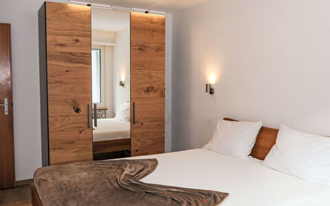 St. Pauli: Flooring, Möbel, Fussboden, Holz, Interior Design, Zimmer, Schlafzimmer, Bett, Beleuchtung, Hartholz