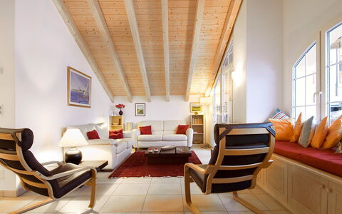 Aquila: Wohnzimmer, Zimmer, Interior Design, Möbel, Eigentum, Gebäude, Decke, Fussboden, Haus, Tabelle