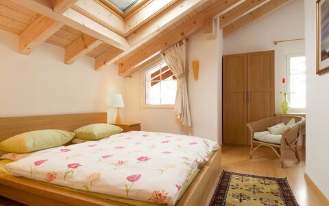 Aquila: Schlafzimmer, Bett, Zimmer, Möbel, Eigentum, Decke, Bettdecke, Interior Design, Bettrahmen, Bedding